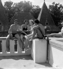 Romania,Transylvania, Sînmartin, Félixfürdő, Termál strand., 1962, Sütő András örökösei, Új Élet szerkesztőség, sitting on a handrail, Fortepan #135780