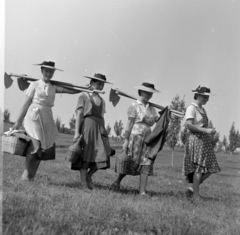 Romania,Transylvania, Jeica, kollektív gazdaság., 1962, Sütő András örökösei, Új Élet szerkesztőség, height chart, dotted dress, apron, tool, straw hat, basket, hoe, Fortepan #135786