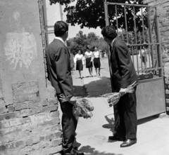 Románia,Erdély, Marosvásárhely, Strada Mihai Viteazul, az Unirea Nemzeti Kollégium oldalbejárata., 1964, Sütő András örökösei, Új Élet szerkesztőség, virágcsokor, Fortepan #135795