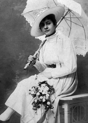 1925, Fortepan, portrait, fashion, hat, umbrella, studio, woman, bouquet, sunshades, Fortepan #13587