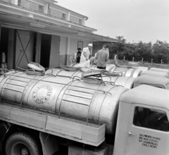 Romania,Transylvania, Târgu Mureș, az állami tejfeldolgozó üzem udvara., 1962, Sütő András örökösei, Új Élet szerkesztőség, commercial vehicle, tanker, Steagul Roșu-brand, Fortepan #135885