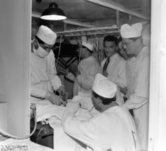 Romania,Transylvania, Târgu Mureș, Sebészeti Klinika, Szív- és Érsebészeti Osztály., 1962, Sütő András örökösei, Új Élet szerkesztőség, surgeon, surgical mask, Fortepan #135897