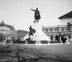 Magyarország, Kecskemét, Kossuth tér, Kossuth Lajos szobra (Telcs Ede, 1906.)., 1938, Fortepan, cégtábla, szobor, Kossuth Lajos-ábrázolás, Fortepan #13590