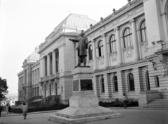 Romania, Iasi, Bulevardul Carol I, Alexandru Ioan Cuza Egyetem, előtte Mihail Kogălniceanu szobra., 1965, Sütő András örökösei, Új Élet szerkesztőség, sculpture, university, Mihail Kogălniceanu-portrayal, Louis Blanc-design, Fortepan #135900