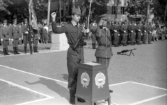 Hungary, Hódmezővásárhely, Szegedi úti laktanya, a Magyar Néphadsereg 62. számú gépesített lövészezrede, a felvétel a honvédek eskütétele alkalmával készült., 1980, Varga János, Kádár-crest, oath of enlistment, Fortepan #135946