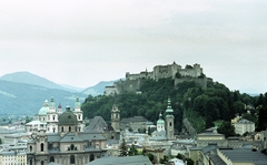 Ausztria, Salzburg, előtérben balról a Dóm, a ferences templom és a Szent Péter apátsági templom tornya, szemben Hohensalzburg vára., 1980, Varga János, színes, Fortepan #135948