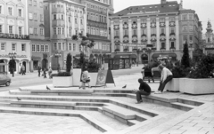 Ausztria, Linz, Fő tér., 1982, Varga János, virágláda, lépcsőn ülni, Fortepan #135951