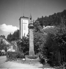 Ausztria, Gaming, előtérben a pellengér, mögötte a Szent Fülöp és Jakab-templom (Pfarrkirche Hll. Philipp und Jakob)., 1928, Fortepan/Album020, Fortepan #136017