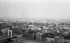 Magyarország, Gellérthegy, Budapest V.,Budapest I., kilátás az Erzsébet híd pesti hídfője és a Bazilika felé., 1967, Fortepan/Album020, Budapest, Duna-híd, Sávoly Pál-terv, Fortepan #136083