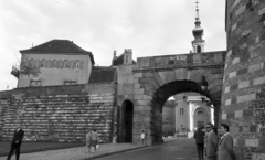 Magyarország, budai Vár, Budapest I., Bécsi kapu az Ostrom utca felől, háttérben a Budavári Evangélikus templom., 1967, Fortepan/Album020, Budapest, Fortepan #136099