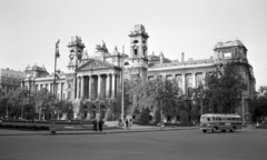 Magyarország, Budapest V., Kossuth Lajos tér, szemben az Igazságügyi Palota (ekkor Magyar Nemzeti Galéria)., 1967, Fortepan/Album020, Budapest, Fortepan #136100