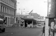 Németország, Berlin, Nyugat-Berlin, a Checkpoint Charlie (katonai ellenőrzőpont a Friedrichstrasse-n)., 1986, szitakri, hidegháború, zászló, határállomás, Kelet-Berlin, Nyugat-Berlin, Fortepan #136133