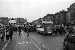 Hungary, Budapest VII.,Budapest XIV., Ötvenhatosok tere (Felvonulási tér), május 1-i felvonulás. A háttérben balra az Ajtósi Dürer sor épületei, jobbra a Dózsa György út épületei., 1974, szitakri, 1st of May parade, Budapest, ad truck, Fortepan #136144