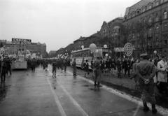 Hungary, Budapest VII.,Budapest XIV., Ötvenhatosok tere (Felvonulási tér), május 1-i felvonulás. A háttérben balra az Ajtósi Dürer sor épületei, jobbra a Dózsa György út épületei., 1974, szitakri, Workers' Militia, 1st of May parade, Budapest, ad truck, Fortepan #136146