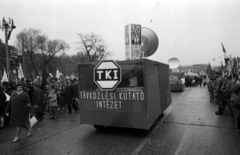 Hungary, Budapest XIV., Ötvenhatosok tere (Felvonulási tér), május 1-i felvonulás., 1974, szitakri, 1st of May parade, Budapest, ad truck, Fortepan #136148