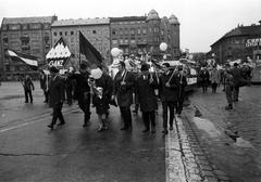 Hungary, Budapest VII.,Budapest XIV., Ötvenhatosok tere (Felvonulási tér), május 1-i felvonulás. A háttérben balra az Ajtósi Dürer sor épületei, jobbra a Dózsa György út., 1974, szitakri, 1st of May parade, Budapest, ad truck, Fortepan #136150