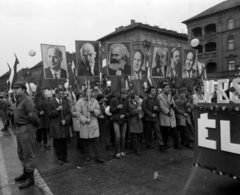 Hungary, Budapest VII.,Budapest XIV., Ötvenhatosok tere (Felvonulási tér), május 1-i felvonulás, háttérben a Dózsa György út épületei., 1974, szitakri, Lenin-portrayal, Workers' Militia, 1st of May parade, Karl Marx-portrayal, Friedrich Engels-portrayal, Budapest, János Kádár-portrayal, Fortepan #136152