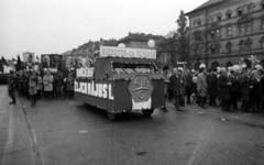 Hungary, Budapest VII.,Budapest XIV., Ötvenhatosok tere (Felvonulási tér), május 1-i felvonulás, jobbra a háttérben a Dózsa György út épületei., 1974, szitakri, Lenin-portrayal, 1st of May parade, Karl Marx-portrayal, Friedrich Engels-portrayal, Budapest, János Kádár-portrayal, ad truck, Fortepan #136156