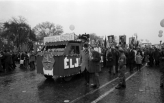 Hungary, Budapest XIV., Ötvenhatosok tere (Felvonulási tér), május 1-i felvonulás., 1974, szitakri, Lenin-portrayal, 1st of May parade, Budapest, János Kádár-portrayal, ad truck, Fortepan #136159