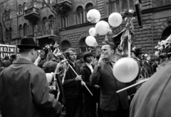 Hungary, Budapest VII., május 1-i felvonulók a Dózsa György út 54. számú ház előtt., 1974, szitakri, smoking, baloon, 1st of May parade, Budapest, Fortepan #136163