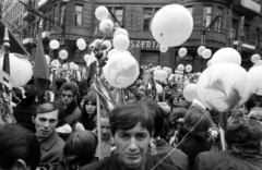 Hungary, Budapest XIV., Ajtósi Dürer sor - Dózsa György út sarok, május 1-i felvonulók az Aréna patika előtt., 1974, szitakri, baloon, 1st of May parade, pharmacy, Budapest, Fortepan #136164