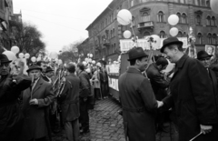 Hungary, Budapest VII.,Budapest XIV., május 1-i felvonulók a Dózsa György úton, jobbra az István (Landler Jenő) utca torkolata., 1974, szitakri, 1st of May parade, Budapest, ad truck, Fortepan #136165