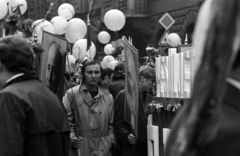 Hungary, Budapest VII., május 1-i felvonulók a Dózsa György út 54. számú ház előtt., 1974, szitakri, 1st of May parade, Budapest, Fortepan #136167