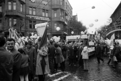 Hungary, Budapest XIV., Ajtósi Dürer sor - Dózsa György út sarok, május 1-i felvonulók az Aréna patika előtt., 1974, szitakri, 1st of May parade, pharmacy, Budapest, János Kádár-portrayal, ad truck, Fortepan #136170