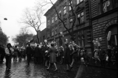 Hungary, Budapest VII., május 1-i felvonulók a Dózsa György út 52. számú ház előtt., 1974, szitakri, 1st of May parade, Budapest, Fortepan #136172