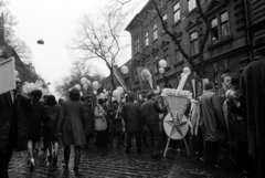 Hungary, Budapest VII., május 1-i felvonulók a Dózsa György út 52. számú ház előtt., 1974, szitakri, Lenin-portrayal, 1st of May parade, Budapest, Fortepan #136173