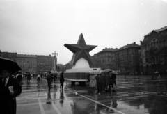 Hungary, Budapest VII.,Budapest XIV., Ötvenhatosok tere (Felvonulási tér), május 1-i felvonulás. A háttérben balra az Ajtósi Dürer sor épületei, jobbra a Dózsa György út épületei., 1974, szitakri, 1st of May parade, Red Star, rain, maypole, Budapest, ad truck, Fortepan #136179