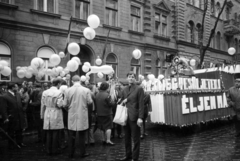 Hungary, Budapest VII., a Kismotor és Gépgyár dolgozói a május 1-i felvonulás alkalmával, a Dózsa György út 52. számú ház előtt., 1974, szitakri, baloon, 1st of May parade, engine, Budapest, ad truck, Fortepan #136180