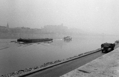 Magyarország, Budapest V., a pesti rakpartról fényképezve a budai Vár., 1972, Fortepan, hajó, tél, teherautó, uszály, Csepel-márka, vontatóhajó, Budapest, Csepel 344, Fortepan #1362