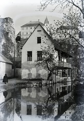 Magyarország, Veszprém, Séd patak, a Kollégium (Káptalan) utcánál az egykori tímár-ház, fenn a Vár., 1934, Révay Péter, víztükör, vár, tükröződés, Fortepan #136214