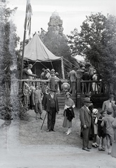 Magyarország, Gödöllő, 4. Nemzetközi Cserkész Világtalálkozó (Jamboree). Erzsébet-park, Robert Baden-Powell (a cserkészet megalapítója) díszsátra. Háttérben Zala György szobrász tervei alapján készült sziklahalom (Erzsébet királyné szobra mögött), tetején fehér mészkőből faragott királyi koronával., 1933, Révay Péter, Fortepan #136230