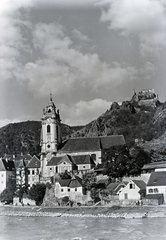 Ausztria, Dürnstein, a Duna partján a Dürsteini Apátság temploma, jobbra fenn a várrom., 1939, Révay Péter, Fortepan #136254