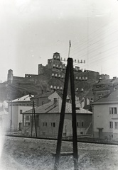 Slovakia, Trenčín, a vár a vasúti híd felől nézve, előtérben az ulica Hasičská épületei., 1937, Révay Péter, Czechoslovakia, castle, Fortepan #136271