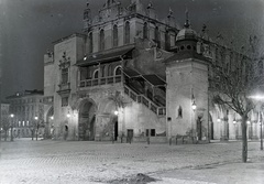 Poland, Kraków, Rynek Glówny, a város főtere, szemben a Posztócsarnok (Sukiennice)., 1937, Révay Péter, night, Neo-Gothic-style, renaissance, market hall, World Heritage, Fortepan #136272