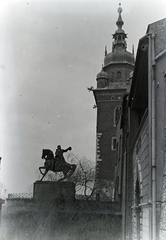 Poland, Kraków, Királyi Palota (Wawel), Kosciuszkó Tádé lovasszobra (Leonard Marconi, Antoni Popiel) a IV. Ulászló bástyán., 1937, Révay Péter, horse sculpture, Tadeusz Kościuszko-portrayal, Fortepan #136277