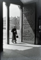 Magyarország, Budapest XIII., Szent Margit (Ferdinánd) tér az Árpád-házi Szent Margit-templom kapujából a Váci út felé nézve., 1937, Révay Péter, pap, kapu, Budapest, Fortepan #136299