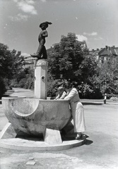 Magyarország, Városmajor, Budapest XII., Hüvelyk Matyi szobra (Telcs Ede, 1934.), háttérben a Ignotus (Klára) utca házai., 1937, Révay Péter, szobor, Budapest, Tom Thumb-ábrázolás, Telcs Ede-terv, Fortepan #136300