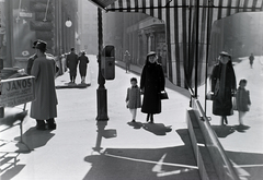 Magyarország, Budapest V., Cukor utca az Irányi utcától a Papnövelde (Prohászka Ottokár) utca felé nézve, balra a Centrál kávéház épülete., 1937, Révay Péter, árnyék, Budapest, napellenző, Best of, tükröződés, kézenfogva, Fortepan #136302