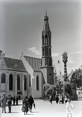 Magyarország, Sopron, Fő (Ferenc József) tér, bencés templom (Kecske templom), előtte a Szentháromság-szobor., 1934, Révay Péter, szentháromság szobor, főtér, Fortepan #136320