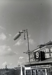 Hungary, Budapest VIII., Baross utca, a Graf Zeppelin léghajó a Kálvin tér felett. Balra a Danubius kút, jobbra a Pesti Hazai Első Takarékpénztár épülete., 1931, Révay Péter, air-ship, Budapest, public transport line number, Fortepan #136331