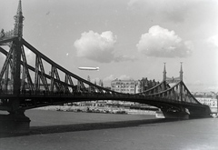 Hungary, Budapest V.,Budapest XI., Szabadság (Ferenc József) híd a Műegyetem rakpartról nézve. A Graf Zeppelin léghajó Pest felett., 1931, Révay Péter, bridge, air-ship, Danube, Budapest, Duna-bridge, János Feketeházy-design, Fortepan #136332