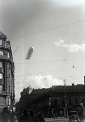 Hungary, Budapest IX., Kálvin tér a Ráday utca felé nézve, Graf Zeppelin léghajó a házak felett., 1931, Révay Péter, air-ship, Budapest, Fortepan #136333