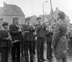 Magyarország, Kőszeg, a MÁV Nevelőintézet fúvószenekara a mai Károly Róbert téren, balra a háttérben a Várkör 64-es számú ház., 1976, Baráth Endre, fúvószenekar, karmester, Fortepan #13634