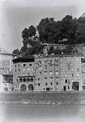 Ausztria, Salzburg, Salzach folyó a Staatsbrücke közelében, szemben Giselakai házai, mögöttük a Kapuzinerberg., 1932, Révay Péter, Fortepan #136341