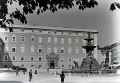 Ausztria, Salzburg, Residenzplatz, előtérben a Residenzbrunnen, szemben a Residenz (Régi Érseki palota)., 1932, Révay Péter, szökőkút, múzeum, barokk-stílus, palota, reneszánsz, püspöki palota, Johann Lucas von Hildebrandt-terv, Vincenzo Scamozzi-terv, Tommaso Garvo Allio-terv, Tritón-ábrázolás, Fortepan #136342