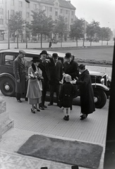 Magyarország, Budapest VI.,Budapest XIII., Szent Margit (Ferdinánd) tér az Árpád-házi Szent Margit-templom kapujából a Lehel utca első házai felé nézve. Jobbra a Váci út., 1937, Révay Péter, Budapest, Fortepan #136345